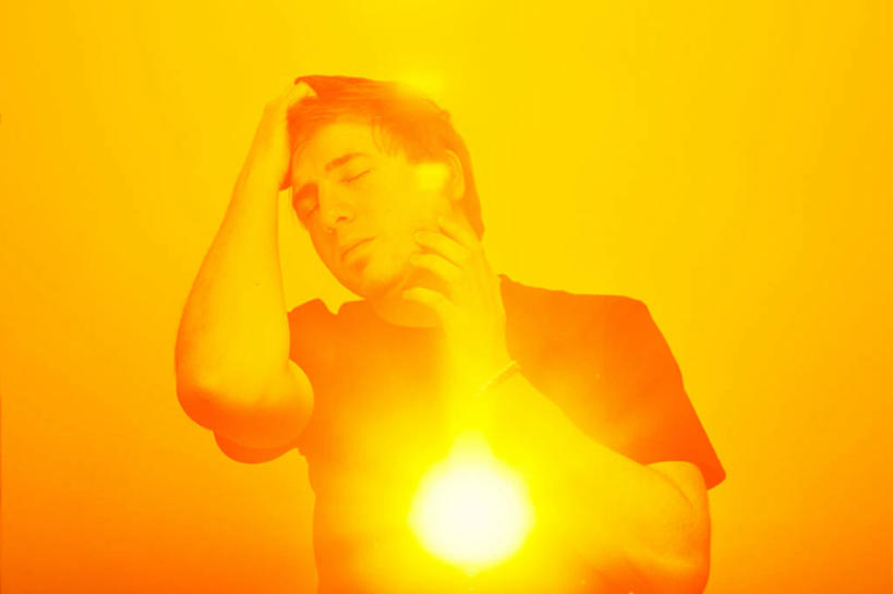 西方人,成年人,脸,头,脸颊,一个人,摸,横图,正面,德国,欧洲,欧洲人,仅一个男性,仅一个人,抚摸,光,休闲装,肩膀,仅一个年轻男性,天空,摄影,痛苦,问题,想象,想法,伍珀塔尔,男人,男性,年轻男性,白种人,年轻人,山羊胡,头部,脸部,脸蛋,面部,闭着眼睛,触摸,接触,彩图