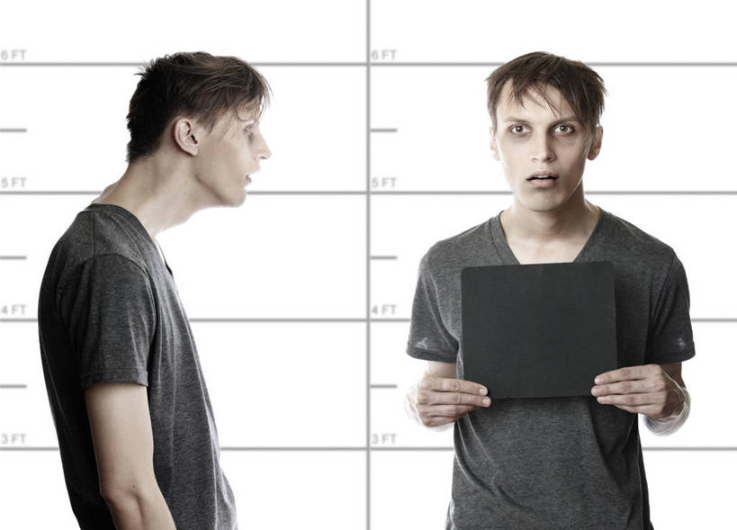 西方人,成年人,一个人,两个人,站,横图,正面,侧面,欧洲,哈萨克斯坦,欧洲人,仅一个男性,仅一个人,T恤,拿着,休闲装,布告,仅一个年轻男性,摄影,罪犯,身份,阿拉木图,男人,男性,年轻男性,白种人,年轻人,彩图