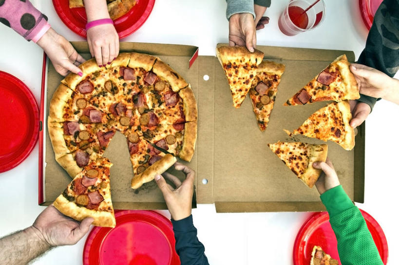 点心,面包,手,横图,俯视,室内,白天,分享,爱尔兰,切开,朦胧,模糊,食品,面点,首都,拿着,吐司,饮食,食物,糕点,盘子,切,伸手,人体,摄影,法式面包,膳食,清新,剖面,吐司面包,切面,披萨盒,比萨饼,彩图,高角度拍摄,多士,听型面包