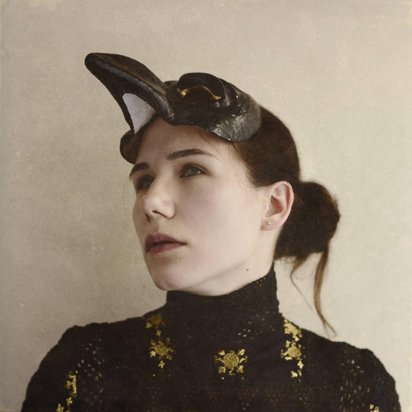 西方人,成年人,脸,头,脸颊,一个人,方图,正面,欧洲,狂欢节,欧洲人,仅一个年轻女性,仅一个女性,仅一个人,米色背景,肩膀,摄影,发髻,肖像,悲哀,化妆面具,年轻女性,女人,女性,白种人,年轻人,头部,长发,脸部,脸蛋,面部,彩图,影棚拍摄,独处