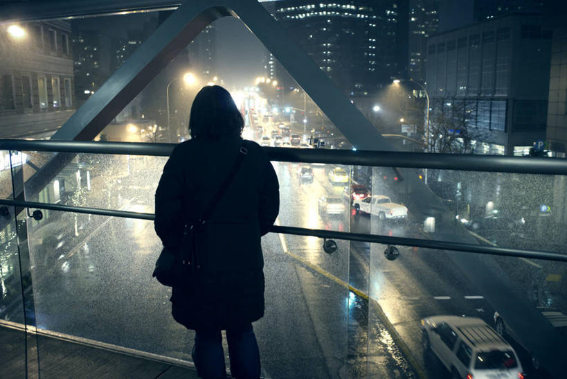 成年人,一个人,站,横图,室外,夜晚,路,汽车,美国,仅一个女性,桥,挎包,联系,外套,背面,思考,运输,摄影,照亮,彩图