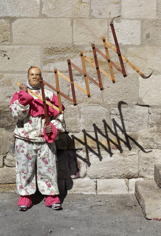 成年人,一个人,站,竖图,室外,白天,正面,民族服装,西班牙,狂欢节,仅一个男性,阴影,服装,古典,拿着,文化,传统,石墙,衣服,武器,个性,摄影,服饰,古装,韵味,彩图,传统服装,民俗服,萨莫拉