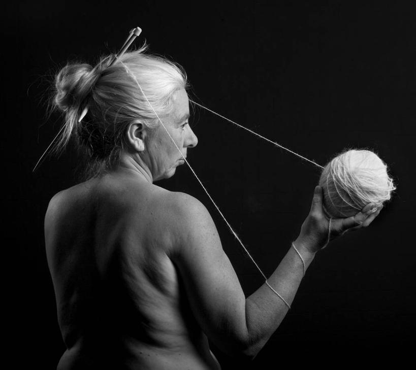 西方人,成年人,中年人,老年人,头发,一个人,站,横图,黑白,白天,性感,欧洲,荷兰,欧洲人,仅一个女性,仅一个人,黑色背景,环绕,卷曲,编织,缠绕,织物,拿着,线团,纺织,背面,白色,毛线,仅一个中年女性,思考,摄影,羊毛,针织,发髻,纠缠,格罗宁根,美术工艺,女人,女性,中年女性,白种人,半身,影棚拍摄,比荷卢三国关税同盟