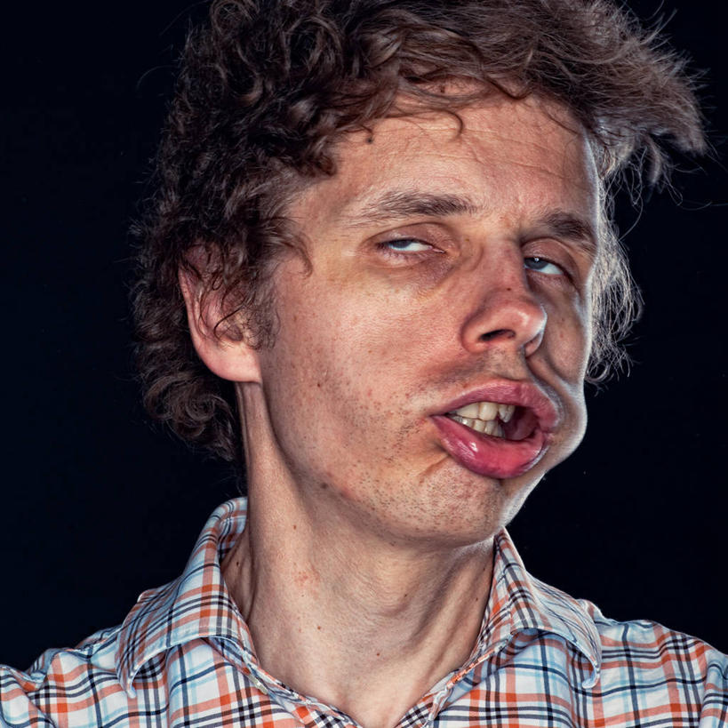 西方人,成年人,中年人,老年人,脸,头,脸颊,一个人,笑,微笑,方图,正面,运动模糊,衬衫,欧洲,芬兰,欧洲人,仅一个男性,仅一个人,仅一个中年男性,黑色背景,首都,休闲装,肩膀,眯眼,眯,摄影,摇动,肖像,赫尔辛基,男人,男性,中年男性,白种人,头部,脸部,脸蛋,面部,彩图,影棚拍摄