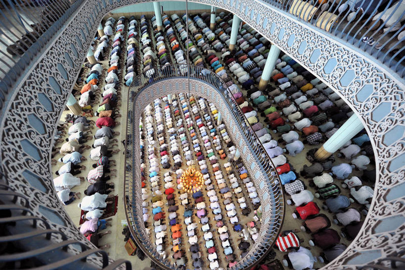 成年人,横图,俯视,室内,白天,建筑,孟加拉国,亚洲,一排,庆祝,整齐,首都,许多人,排列,祈祷,一群人,摄影,宗教,鞠躬,伊斯兰教,队列,清真寺,南亚,群众,斋月,孟加拉人民共和国,灵性,式样,达卡,跪着,彩图,高角度拍摄,传统文化,传统节日