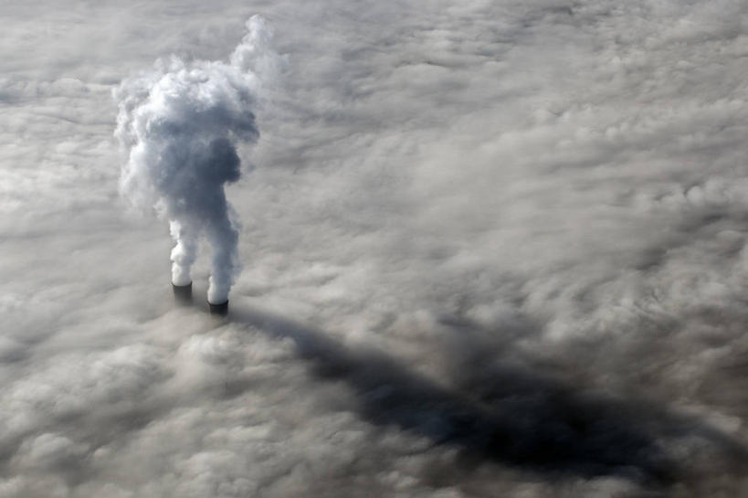 无人,横图,俯视,航拍,室外,白天,雾,西班牙,阴影,城镇,天气,自然,烟,摄影,能源,宁静,核电站,鸟瞰,空气污染,彩图,高角度拍摄
