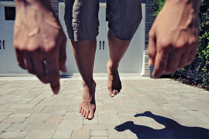 成年人,手,一个人,横图,室外,特写,白天,美国,仅一个男性,阴影,漂浮,半空,休闲装,赤脚,人体,摄影,部分,加利福尼亚,圣何塞,彩图