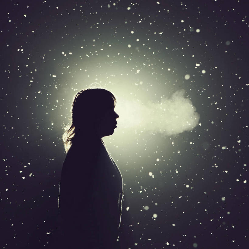 成年人,中年人,一个人,方图,室外,夜晚,侧面,雪,欧洲,荷兰,仅一个女性,仅一个人,雪花,冬天,下雪,天气,吹气,仅一个中年女性,寒冷,摄影,巨大,庞大,照亮,西欧,剪影,逆光,荷兰王国,尼德兰王国,宏大,硕大,伟大,上艾瑟尔省,女人,女性,中年女性,半身,彩图,独处