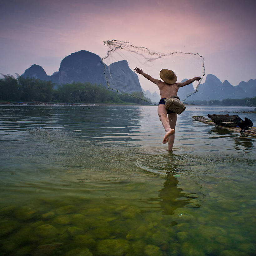 成年人,一个人,渔夫,站,举,方图,室外,渔业,海洋,河流,石头,仅一个男性,黎明,裸露,背面,天空,自然,托,职业,平衡,摄影,渔网,广西,裸,漓江,写实,兴平,岩石,举起,举手,举着,向上举,向上伸,向上托,彩图,钓鱼