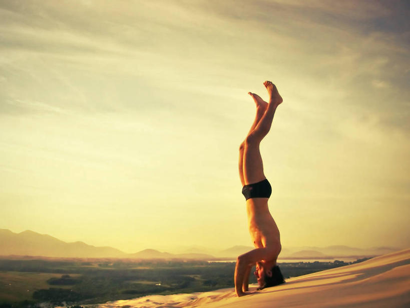 西方人,成年人,一个人,横图,阶调图片,室外,锻炼,巴西,欧洲,欧洲人,仅一个男性,仅一个人,倒立,沙子,云,裸露,仅一个年轻男性,天空,黄昏,放松,平衡,摄影,颠倒,裸,男人,男性,年轻男性,白种人,年轻人,彩图