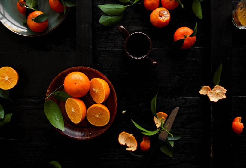 无人,横图,俯视,室内,特写,柑橘,水果,叶子,北京,新鲜,木制,生食,食品,果实,首都,凌乱,饮食,食物,碗,橙色,果盘,摄影,有机食品,绿色食品,清新,横截面,健康食物,北京市,柑桔,橘子,桔子,彩图,高角度拍摄,大红蜜橘,大红袍,红橘,黄橘,宽皮橘