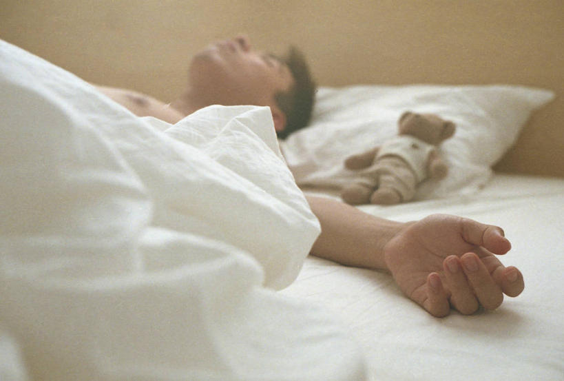 成年人,脸,头,脸颊,一个人,家庭,躺,横图,室内,床,卧室,马来西亚,仅一个男性,仅一个人,毯子,泰迪熊,肩膀,仅一个年轻男性,白色,枕头,疲倦,温暖,温馨,一家人,放松,摄影,褐色背景,和睦,疲劳,疲惫,困乏,疲乏,委顿,疲困,疲顿,疲钝,倦怠,怠倦,吉打州,男人,男性,年轻男性,中国人,年轻人,头部,脸部,脸蛋,面部,休闲活动,睡觉,彩图,融洽