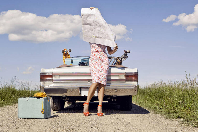 西方人,成年人,中年人,老年人,一个人,站,横图,室外,白天,正面,汽车,地图,手提箱,欧洲,加拿大,欧洲人,仅一个女性,仅一个人,阴影,云,拿着,草,天空,靠,靠着,仅一个中年女性,读书,运输,摄影,指导,部分,停止,高尔夫球杆,迷路,暂停,停滞,卡尔加里,亚伯达,冷却器,女人,女性,中年女性,白种人,休闲活动,彩图,独处