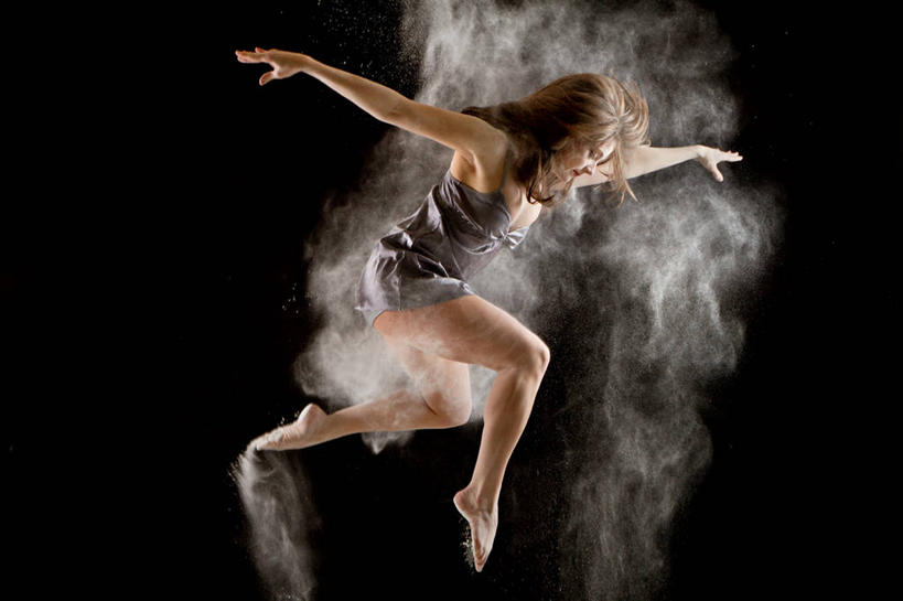 西方人,成年人,一个人,跳,举,横图,侧面,欧洲,美国,欧洲人,仅一个年轻女性,仅一个女性,仅一个人,黑色背景,面粉,半空,灰色,托,赤脚,活力,乐趣,平衡,摄影,享乐,技能,年轻女性,女人,女性,白种人,年轻人,长发,休闲活动,舞者,举起,举手,举着,向上举,向上伸,向上托,彩图,影棚拍摄