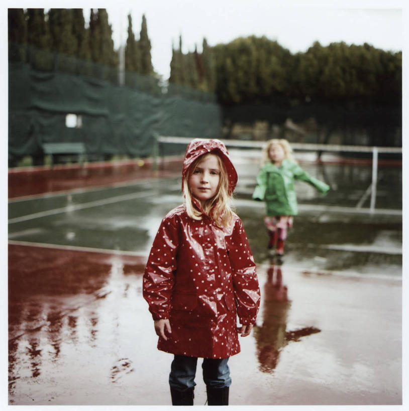 儿童,头发,一个人,两个人,微笑,竖图,室外,白天,正面,纯洁,地板,美国,仅一个女性,仅一个人,连接,反射,树,小孩,仅一个小孩,金色,可爱,童年,童趣,摄影,肖像,雨衣,童真,烂漫,无邪,天真,女孩,女人,女性,孩子,休闲活动,彩图,女生