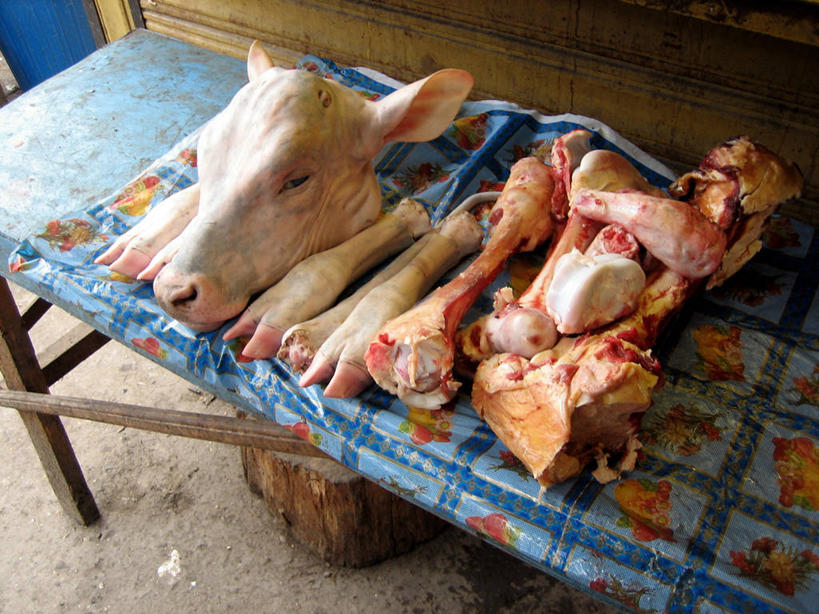 无人,横图,俯视,室外,白天,家具,桌子,牛,格鲁吉亚,肉,食品,市场,货摊,饮食,摄影,清新,母牛,高角度拍摄,外高加索,传统文化,家牛