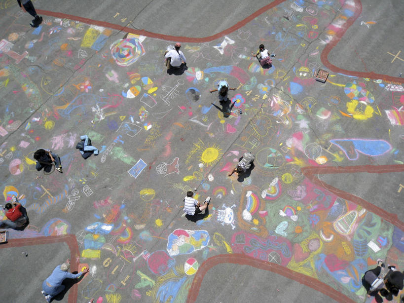 人群,站,坐,蹲,横图,俯视,航拍,室外,白天,合作,团队,美国,艺术,许多人,休闲装,衣服,风景,一群人,童年,摄影,创造力,鸟瞰,近景,绘制,白垩,技能,美术工艺,装饰画,跪着,高角度拍摄,阿拉梅达