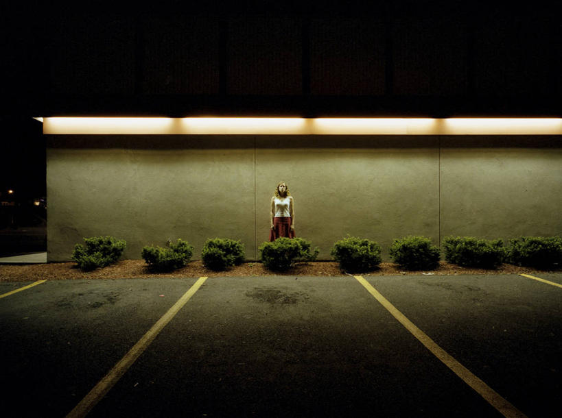 西方人,成年人,一个人,停车场,站,横图,室外,夜晚,正面,路,欧洲,美国,欧洲人,仅一个年轻女性,仅一个女性,仅一个人,一排,对称,整齐,路标,光亮,休闲装,排列,衣服,摄影,灌木,照亮,队列,纽约州,日内瓦,厌倦,年轻女性,女人,女性,白种人,年轻人,半身,日内瓦州,独处