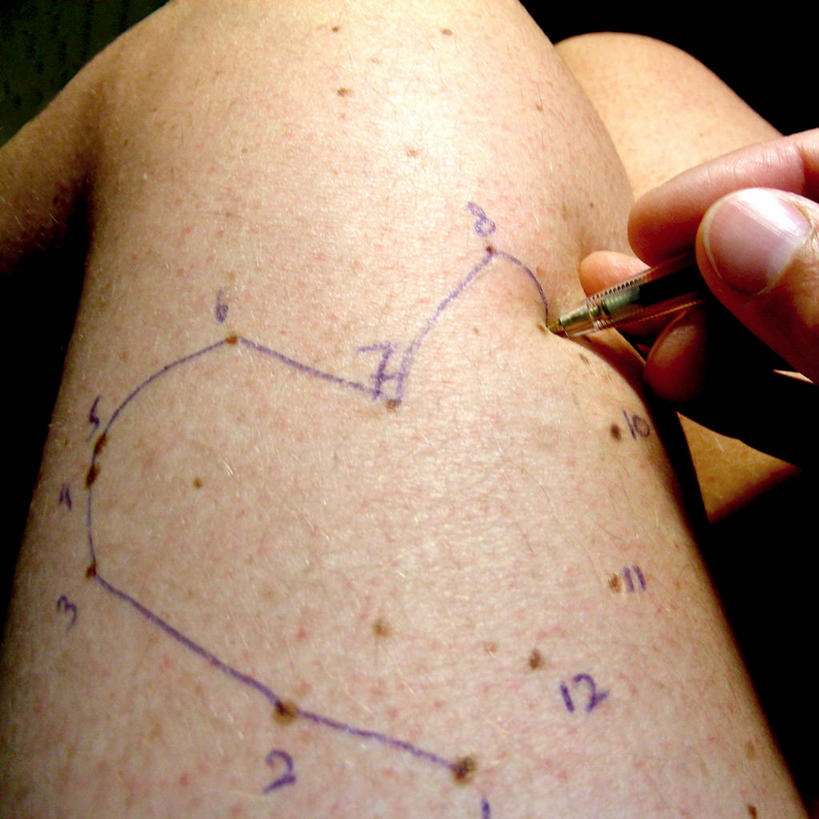 西方人,成年人,中年人,老年人,腿,一个人,方图,欧洲,荷兰,欧洲人,大腿,仅一个女性,仅一个人,数字,文字,联系,拿着,水笔,仅一个中年女性,人体,摄影,创造力,想法,女人,女性,中年女性,白种人,心型,爱