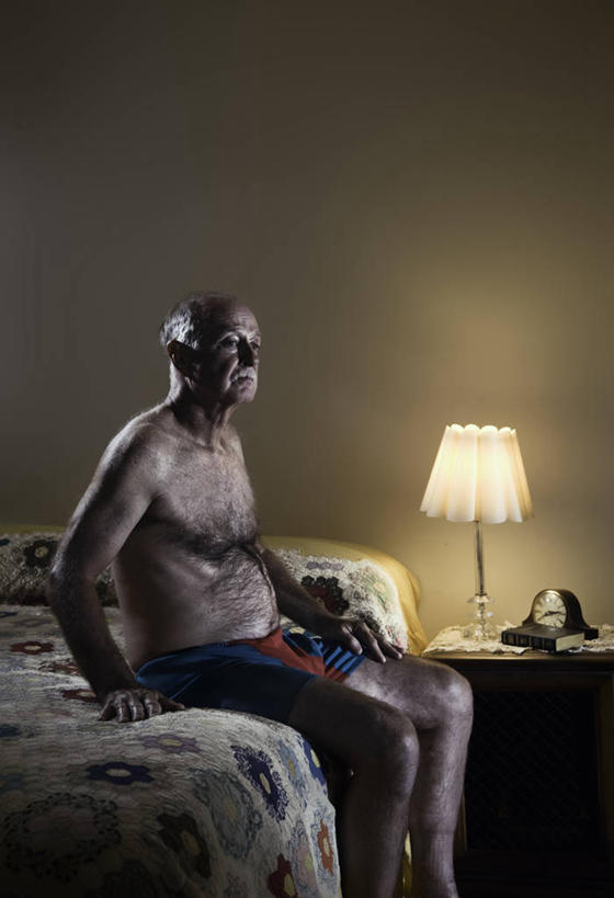 西方人,中年人,老年人,一个人,坐,竖图,室内,床,卧室,闹钟,欧洲,欧洲人,仅一个男性,仅一个人,仅一个中年男性,反射,裸露,灯,床头柜,思考,放松,摄影,生活方式,照亮,裸,男人,男性,中年男性,白种人,发际线后移,独处