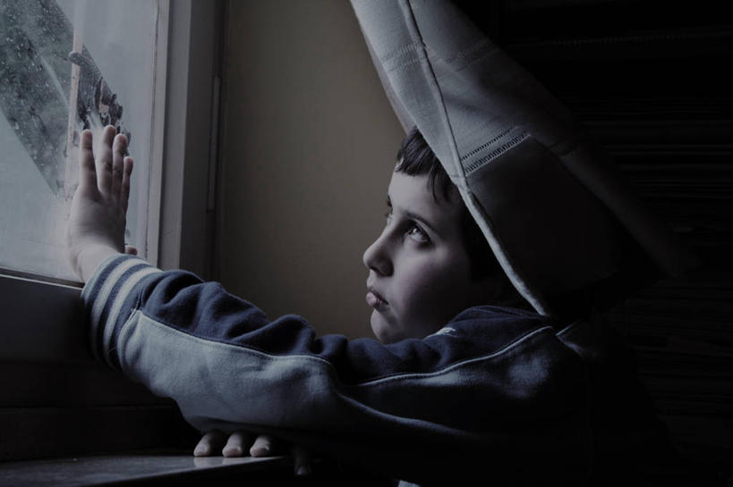 西方人,儿童,脸,头,脸颊,一个人,横图,室内,白天,纯洁,窗帘,意大利,欧洲,欧洲人,仅一个男性,仅一个人,注视,休闲装,肩膀,小孩,衣服,装饰物,观察,看,仅一个小孩,思考,可爱,童年,童趣,摄影,观看,察看,关注,南欧,想象,童真,烂漫,无邪,意大利共和国,首府,翁布里亚,翁布里亚大区,厌倦,佩鲁贾,天真,男孩,男人,男性,白种人,孩子,头部,脸部,脸蛋,面部,斯波莱托,男生