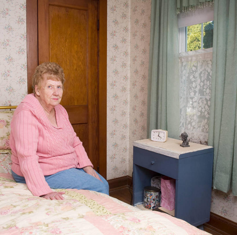 西方人,老年人,一个人,家庭,坐,横图,室内,毛衣,窗帘,床,家具,卧室,欧洲,美国,欧洲人,仅一个女性,仅一个人,装饰物,温暖,温馨,一家人,放松,摄影,仅一个老年女性,和睦,退休,近景,肖像,马萨诸塞,新英格兰,老年女性,女人,女性,白种人,上装,融洽,斯旺西市