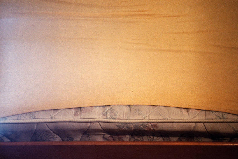 无人,横图,俯视,室内,特写,白天,留白,床,家具,卧室,花纹,木制,床单,床垫,床上用品,黄色,摄影,简单,巴尔干,柔和,塞尔维亚,式样,高角度拍摄,贝尔格雷德