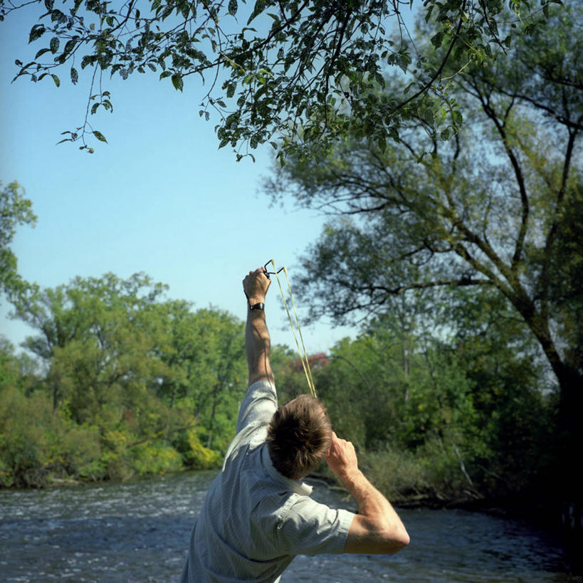 西方人,成年人,头发,一个人,站,方图,室外,白天,日光,欧洲,美国,欧洲人,仅一个男性,仅一个人,伸展,拿着,休闲装,树,仅一个年轻男性,背面,衣服,天空,自然,看,向上看,金色,武器,个性,摄影,环境,专心,准确,北美,北美洲,弹弓,瞄准,美洲,北亚美利加洲,亚美利加洲,密歇根,密歇根州,貂熊州,狼獾之州,狼獾州,安娜堡,打靶,技能,男人,男性,年轻男性,白种人,年轻人,休闲活动,半身,旅行,美利坚合众国