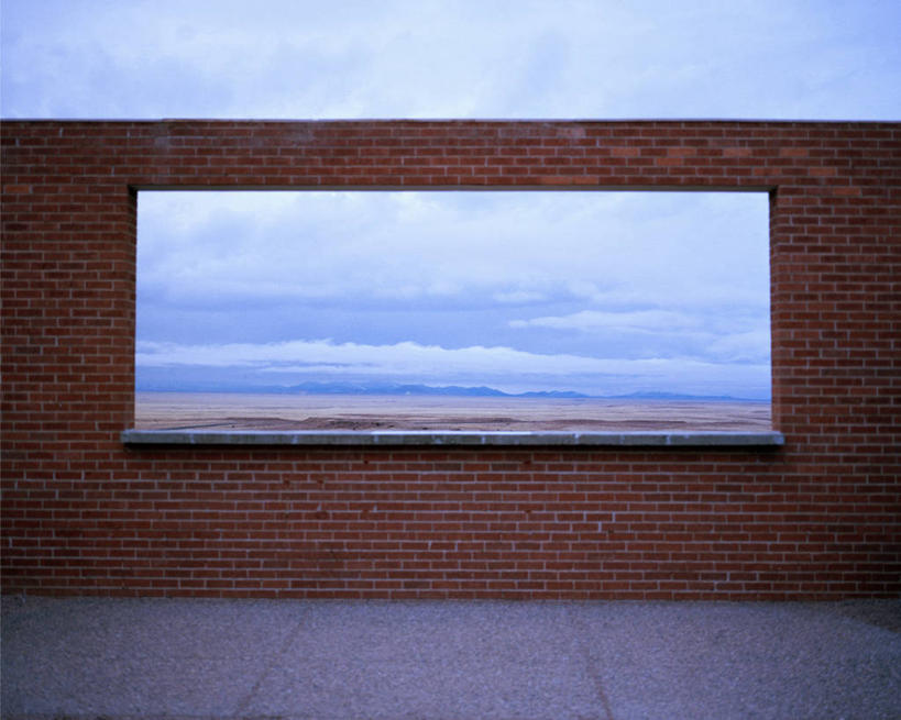 无人,横图,室外,白天,旅游,度假,美景,沙漠,多云,窗户,美国,墙,地平线,地形,景观,辽阔,地面,娱乐,砖墙,风景,天空,自然,地标建筑,享受,休闲,广阔,景色,放松,摄影,宁静,一望无际,窗框,自然风光,延伸,科科尼诺县,天地相交,旗杆市,无边无际,一马平川,彩图,旅行