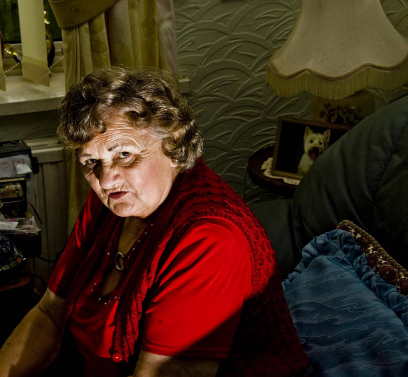 成年人,老年人,头发,一个人,坐,横图,照片,室内,壁纸,窗帘,英国,仅一个女性,仅一个人,服装,古典,灯,衣服,红色,金色,摄影,服饰,仅一个老年女性,起居室,扶手椅,衣着,穿着,北欧,肖像,肌理,软垫,衣饰,式样,坎布里亚,老年女性,女人,女性,卷发,半身,彩图,短发,布里真德