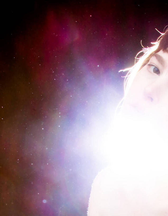 成年人,一个人,竖图,正面,美国,仅一个年轻女性,仅一个女性,仅一个人,黑色背景,太空,光,紫色,摄影,部分,年轻女性,女人,女性,年轻人,仰头,彩图,影棚拍摄,美人