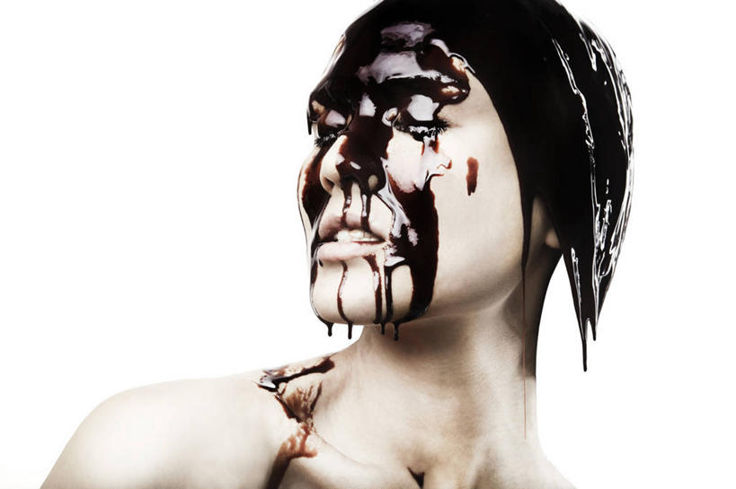 西方人,成年人,脸,头,脸颊,裸体,一个人,横图,特写,留白,白色背景,正面,石油,欧洲,欧洲人,仅一个年轻女性,仅一个女性,仅一个人,湿,生气,墨水,水滴,凌乱,饮食,裸露,肩膀,白色,巧克力,人体,摄影,影棚,落下,糖浆,忧虑,摄影棚,肖像,裸,问题,东亚人,巧克力沙司,挫败,年轻女性,女人,女性,白种人,年轻人,头部,脸部,脸蛋,面部,闭着眼睛,彩图,影棚拍摄,拍摄,困窘,尝