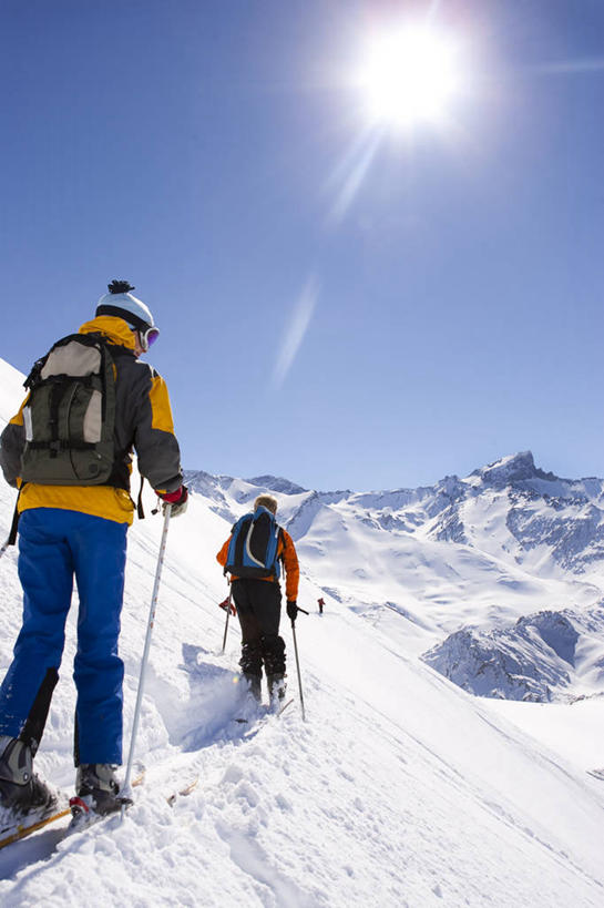 西方人,成年人,两个人,夫妻,竖图,室外,白天,镜头眩光,仰视,爱情,度假,兴奋,探险,自由,运动,山,太阳,雪,日光,阿根廷,欧洲,欧洲人,山顶,冬天,浪漫,休闲装,外套,车,背面,蓝色,天空,自然,交通工具,夏天,南美,恩爱,寒冷,乐趣,探索,恋人,摄影,雪橇,享乐,载具,雪橇车,背包客,万里无云,巴塔哥尼亚,跟随,异性恋,滑雪运动,冒险,男人,年轻男性,年轻女性,女人,白种人,年轻人,夫妇,情侣,休闲活动,彩图,低角度拍摄,旅行,伴侣,横越,越野滑雪