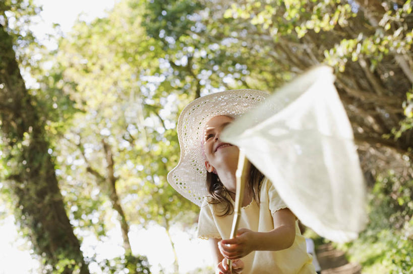 西方人,儿童,一个人,微笑,横图,室外,白天,留白,正面,仰视,幸福,纯洁,日光,英国,欧洲,欧洲人,仅一个女性,仅一个人,追赶,拿着,休闲装,刺激,小孩,自然,夏天,仅一个小孩,蝴蝶网,可爱,乐趣,探索,童年,童趣,摄影,环境,接,专心,享乐,决心,挑战,童真,烂漫,无邪,汉普郡,无忧无虑,冒险,天真,女孩,女人,女性,白种人,孩子,休闲活动,半身,彩图,低角度拍摄,机遇,女生,好奇心