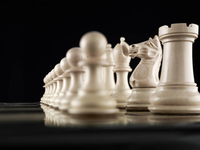 无人,横图,特写,竞争,一排,许多,黑色背景,整齐,很多,骑士,排列,白色,棋子,棋盘,国际象棋,摄影,队列,进攻,反差,挑战,策略,技能,休闲活动,彩图,影棚拍摄