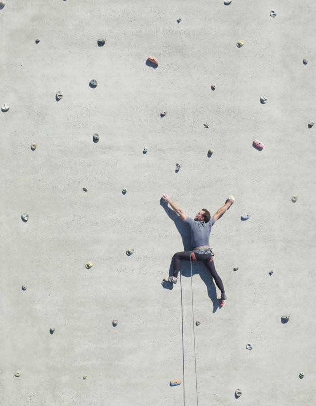 西方人,成年人,中年人,一个人,攀登,横图,竖图,俯视,室外,白天,留白,攀岩,欧洲,南非,欧洲人,仅一个男性,仅一个人,仅一个中年男性,墙,首都,极限运动,背面,伸手,握紧,摄影,练习,敏捷,决心,视角,开普敦,技能,冒险,男人,男性,中年男性,白种人,岩石,休闲活动,彩图,高角度拍摄