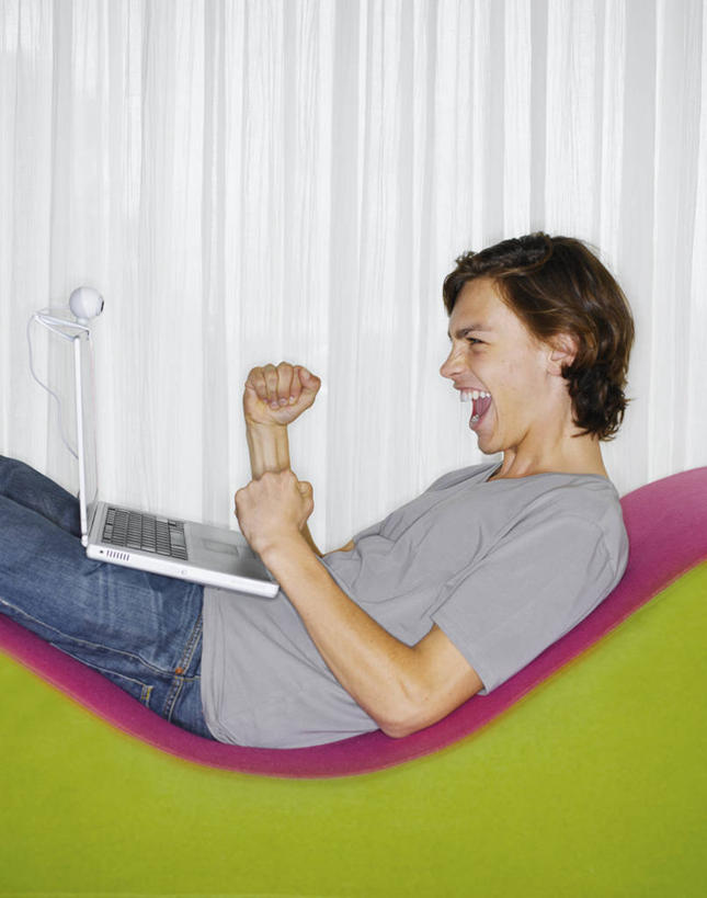 西方人,成年人,嘴,一个人,家庭,躺,微笑,竖图,室内,白天,留白,侧面,快乐,通讯,幸福,成功,笔记本电脑,互联网,技术,英国,欧洲,欧洲人,仅一个男性,仅一个人,敲打,欢呼,联系,休闲装,输入,刺激,仅一个年轻男性,打字,手势,张嘴,温暖,温馨,一家人,放松,活力,人体,摄影,生活方式,观看,点击,敲击,和睦,便利,享乐,成就,张大嘴巴,无线电技术,按键,男人,男性,年轻男性,白种人,年轻人,口,口腔,拳头,嘴巴,嘴唇,张开嘴,休闲活动,休闲椅,彩图,融洽,打手势,视频会议摄像机