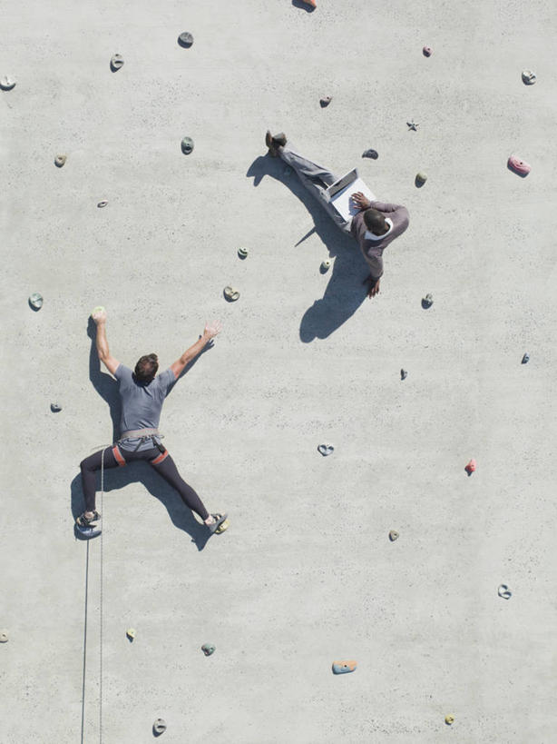 西方人,成年人,中年人,一个人,三个人,人群,商务人士,商务男性,横图,竖图,俯视,室外,白天,留白,衬衫,商务,通讯,异乎寻常,笔记本电脑,互联网,技术,攀岩,日光,欧洲,南非,欧洲人,仅一个男性,仅一个人,仅一个中年男性,敲打,套装,研究,墙,首都,联系,输入,极限运动,打字,摄影,点击,支撑,敲击,便利,专心,敏捷,商务装,反差,视角,工薪阶层,发展,开普敦,无线电技术,技能,进展,想法,冒险,按键,男人,男性,中年男性,白种人,白领,上班族,岩石,休闲活动,彩图,高角度拍摄,衬衣,机遇,电话会议,白日梦