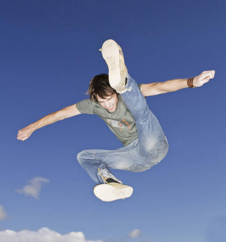 西方人,成年人,一个人,跳,举,微笑,竖图,室外,白天,仰视,快乐,兴奋,自由,日光,欧洲,南非,欧洲人,仅一个男性,仅一个人,踢,首都,半空,T恤,注视,牛仔裤,休闲装,刺激,仅一个年轻男性,蓝色,天空,观察,看,托,活力,摄影,观看,察看,敏捷,关注,肖像,弹性,开普敦,男人,男性,年轻男性,白种人,年轻人,休闲活动,举起,举手,举着,向上举,向上伸,向上托,张开手臂,彩图,低角度拍摄