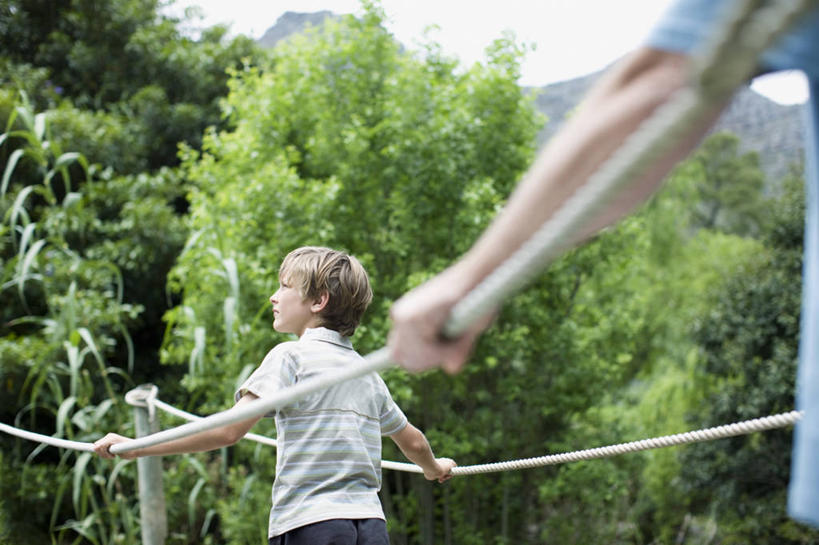 西方人,儿童,成年人,中年人,老年人,两个人,家庭,父亲,儿子,横图,室外,白天,度假,探险,纯洁,欧洲,南非,欧洲人,桥,首都,休闲装,小孩,背面,自然,索桥,夏天,温暖,温馨,一家人,可爱,探索,童年,童趣,摄影,人行桥,环境,和睦,热带气候,带领,童真,烂漫,无邪,开普敦,跟随,冒险,天真,老年男性,男孩,男人,白种人,孩子,休闲活动,步行,半身,彩图,旅行,融洽,好奇心,横越