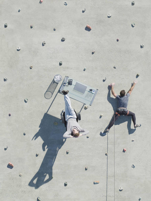 西方人,成年人,中年人,三个人,人群,商务人士,商务男性,办公室,攀登,横图,竖图,俯视,室外,白天,留白,衬衫,商务,通讯,异乎寻常,信心,笔记本电脑,技术,攀岩,日光,欧洲,南非,欧洲人,抱头,套装,墙,首都,图像,书桌,极限运动,背面,放松,握紧,摄影,支撑,双手抱头,便利,专心,练习,敏捷,商务装,反差,视角,工薪阶层,发展,开普敦,捧首,捧头,无线电技术,技能,进展,想法,冒险,男人,年轻男性,中年男性,白种人,年轻人,白领,上班族,岩石,休闲活动,彩图,高角度拍摄,衬衣,机遇,电话会议,白日梦