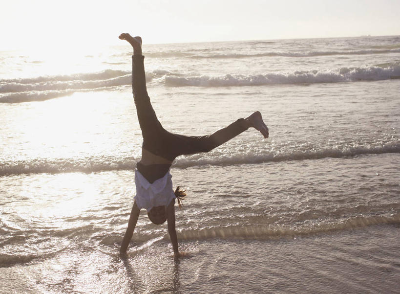 西方人,儿童,一个人,微笑,横图,室外,白天,留白,镜头眩光,度假,快乐,兴奋,自由,幸福,纯洁,海洋,日落,日光,欧洲,南非,欧洲人,仅一个女性,仅一个人,首都,休闲装,小孩,自然,波浪,夏天,仅一个小孩,赤脚,活力,可爱,乐趣,童年,童趣,摄影,环境,颠倒,享乐,肖像,逆光,童真,烂漫,无邪,开普敦,无忧无虑,侧手翻,天真,女孩,女人,女性,白种人,孩子,海滩,休闲活动,彩图,旅行,女生