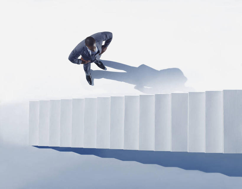 成年人,中年人,一个人,商务人士,商务男性,站,横图,俯视,室外,白天,衬衫,商务,成功,竞争,南非,仅一个男性,仅一个人,仅一个中年男性,套装,检查,首都,叉腰,看,决定,摄影,企业,公司,商务装,选择,工薪阶层,渴望,晋升,开普敦,进展,男人,男性,中年男性,非洲人,白领,上班族,彩图,高角度拍摄,衬衣,机遇