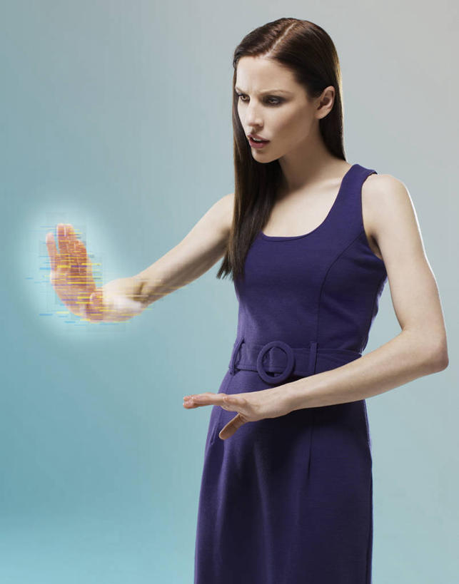 西方人,成年人,一个人,站,竖图,英国,欧洲,欧洲人,仅一个年轻女性,仅一个女性,仅一个人,绿色背景,检查,首都,数码合成,看,思考,摄影,迷惑,年轻女性,女人,女性,白种人,年轻人,彩图,影棚拍摄,全息图