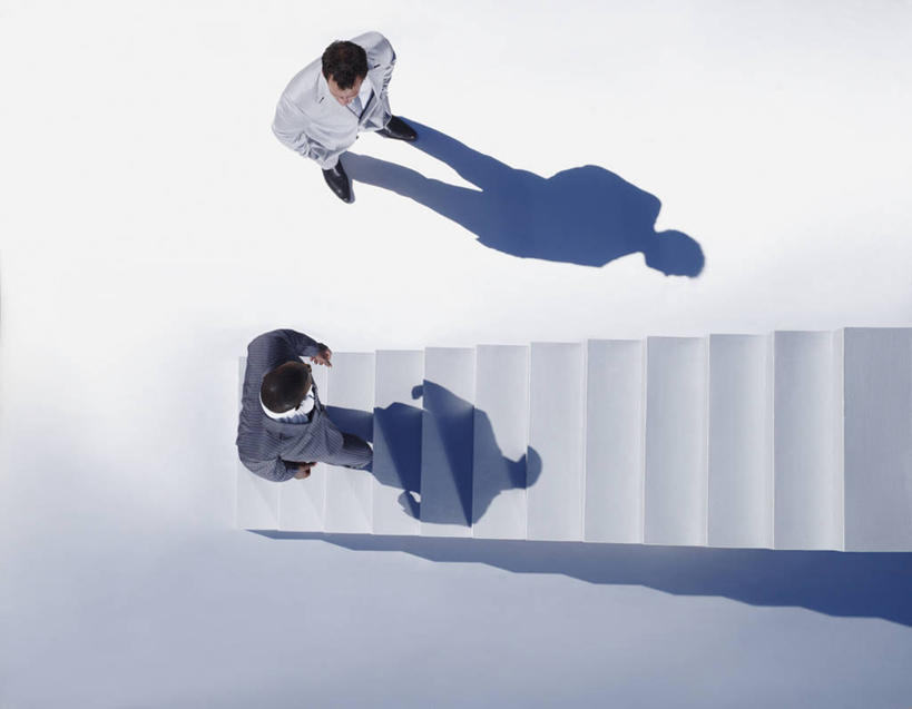 西方人,成年人,中年人,一个人,两个人,商务人士,商务男性,站,攀登,横图,俯视,室外,白天,留白,衬衫,商务,成功,竞争,欧洲,南非,欧洲人,仅一个男性,仅一个人,仅一个中年男性,阴影,套装,工作,首都,思考,摄影,观看,上升,企业,公司,商务装,合伙,工薪阶层,渴望,晋升,开普敦,进展,男人,男性,中年男性,白种人,非洲人,白领,上班族,彩图,高角度拍摄,衬衣,机遇