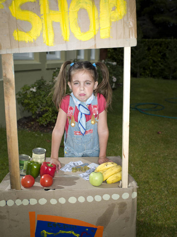 儿童,一个人,商务人士,商店,站,竖图,室外,白天,正面,商务,纯洁,苹果,辣椒,蔬菜,西红柿,南非,仅一个女性,仅一个人,工作,牌子,商品,青椒,首都,休闲装,货摊,饮食,招牌,小孩,红色,夏天,仅一个小孩,疲倦,撅嘴,可爱,童年,童趣,皱眉头,摄影,奋斗,生活方式,多样,失望,疲劳,疲惫,清新,肖像,问题,困乏,贩卖,挑战,彩椒,童真,烂漫,无邪,健康食物,辣角,红海椒,大椒,辣虎,广椒,开普敦,疲乏,挫败,悲哀,委顿,疲困,疲顿,疲钝,倦怠,怠倦,主动,想法,钡,天真,女孩,女人,女性,孩子,甜椒,柿子椒,辣子,海椒,番椒,灯笼椒,半身,彩图,机遇,女生,店标,态度