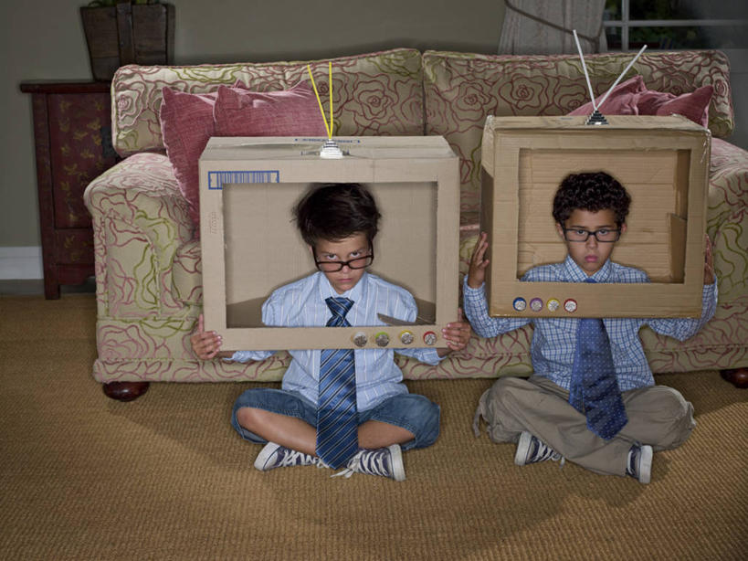 西方人,儿童,一个人,两个人,家庭,兄弟,商务人士,商务男性,坐,横图,室内,正面,衬衫,商务,通讯,友谊,纯洁,技术,欧洲,南非,欧洲人,仅一个男性,仅一个人,套装,眼镜,首都,盒子,小孩,仅一个小孩,温暖,温馨,一家人,可爱,童年,童趣,解说,皱眉头,摄影,生活方式,纸板,和睦,创造力,起居室,传播,肖像,商务装,问题,工薪阶层,童真,渴望,烂漫,无邪,开普敦,挫败,想法,天真,男孩,男人,男性,白种人,孩子,白领,上班族,新闻记者,电视机,休闲活动,盘着腿坐,彩图,衬衣,装扮,融洽,男生,动机,传媒,态度