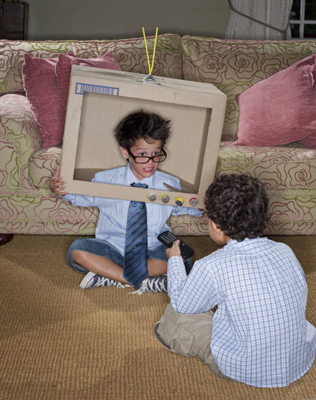 西方人,儿童,一个人,两个人,家庭,兄弟,商务人士,商务男性,坐,竖图,室内,正面,衬衫,商务,通讯,友谊,纯洁,技术,欧洲,南非,欧洲人,仅一个男性,仅一个人,套装,眼镜,首都,拿着,盒子,小孩,背面,遥控器,仅一个小孩,温暖,温馨,一家人,表,可爱,童年,童趣,解说,摄影,生活方式,观看,纸板,和睦,创造力,起居室,传播,忧虑,商务装,问题,工薪阶层,童真,渴望,烂漫,无邪,开普敦,挫败,想法,担心,天真,男孩,男人,男性,白种人,孩子,白领,上班族,新闻记者,电视机,休闲活动,盘着腿坐,彩图,衬衣,装扮,融洽,男生,动机,传媒