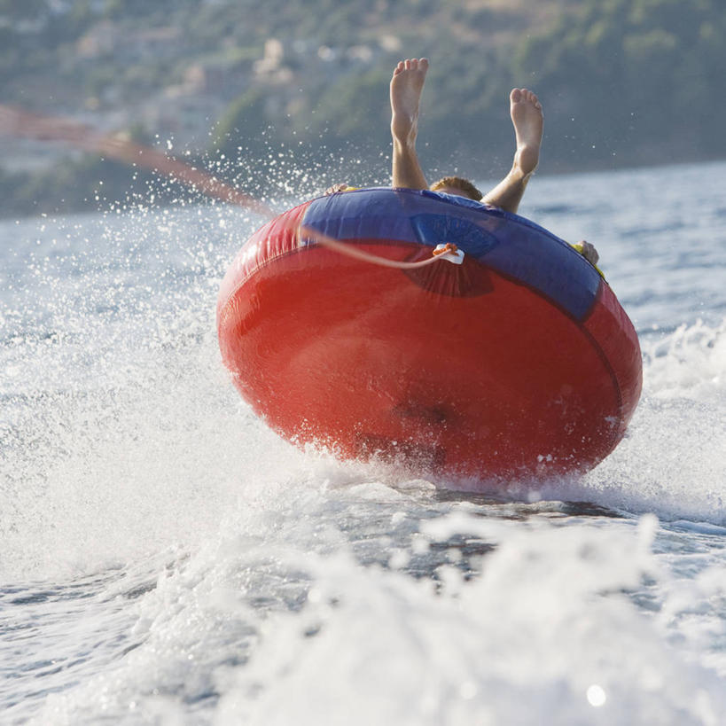 西方人,儿童,一个人,跳,方图,室外,白天,度假,兴奋,纯洁,神秘,运动,海洋,湖,希腊,欧洲,欧洲人,仅一个男性,仅一个人,溅,刺激,仅一个年轻男性,小孩,夏天,赤脚,可爱,乐趣,童年,童趣,摄影,活动,动作,享乐,童真,烂漫,无邪,无忧无虑,斯基亚索斯岛,冒险,天真,男人,男性,年轻男性,白种人,孩子,休闲活动,跳跃,彩图,内胎,充气艇