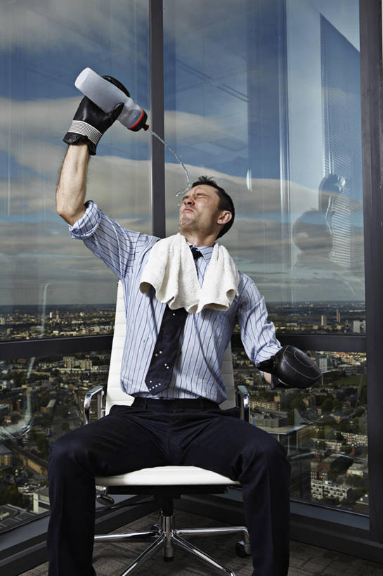 西方人,成年人,中年人,一个人,商务人士,商务男性,办公室,坐,举,竖图,室内,白天,正面,衬衫,商务,运动,竞争,拳击,水,窗户,欧洲,欧洲人,仅一个男性,仅一个人,仅一个中年男性,喷,湿,套装,冲突,溅,塑胶,拳击手套,水瓶,扭曲,挤,图像,拿着,饮用水,饮食,瓶子,毛巾,托,职业,人体,摄影,酷,暴力,企业,公司,决心,商务装,问题,进攻,挑战,工薪阶层,恢复,喷出,想法,汗液,男人,男性,中年男性,白种人,白领,上班族,闭着眼睛,举起,举手,举着,向上举,向上伸,向上托,彩图,衬衣